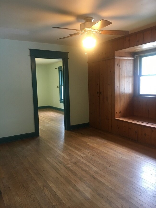 Building Photo - 2 bedroom, 1 bath Bungalow - Available Now!