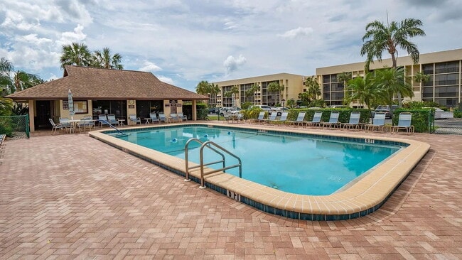 Building Photo - "Charming 2-Bed, 2-Bath Condo Oasis in Bradenton's Heart!"