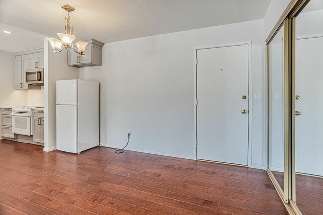 Building Photo - 363 Eden Roc Dr