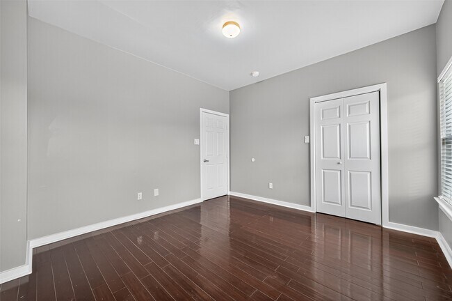 Building Photo - 146 Disney St