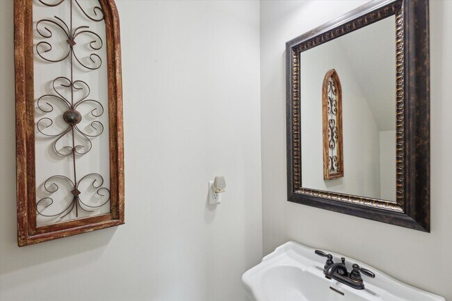 Building Photo - Spacious 4BR Home with Screened Porch & Fenced Yard in Effingham