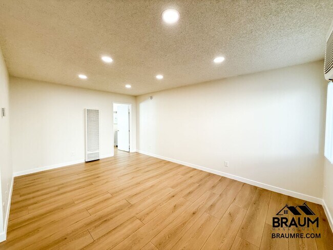 Building Photo - 6612 Sylmar Ave