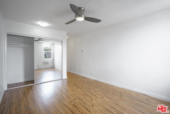 Building Photo - 425 S Kenmore Ave