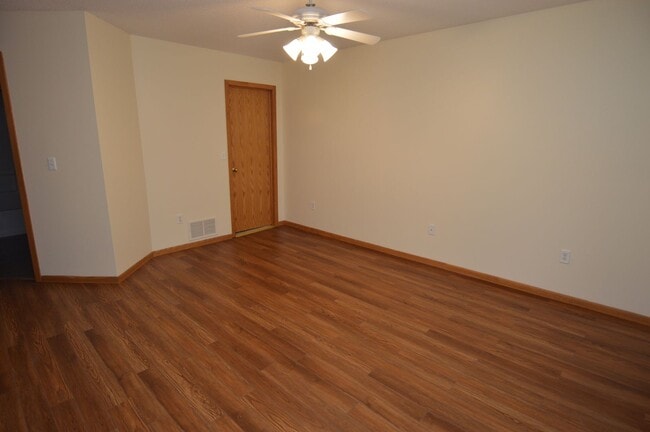 Building Photo - 2 Bed + Den, 2.5 Bathroom Townhouse for Rent
