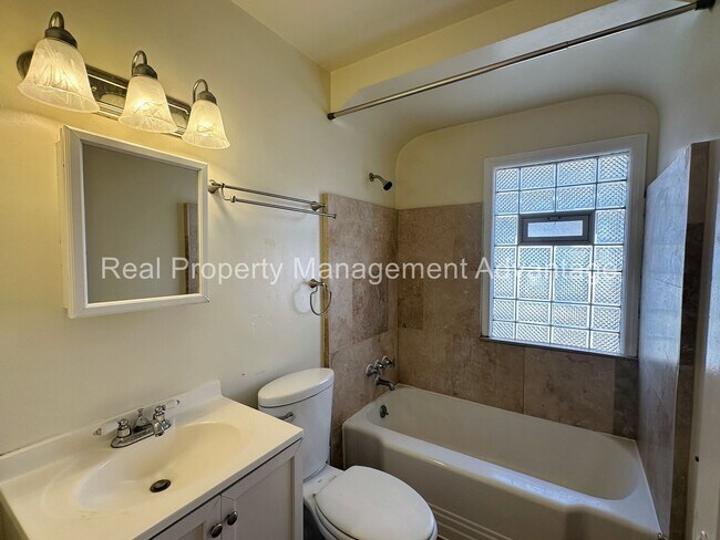 Building Photo - Ferndale Charm Close to Everything - Bay W...