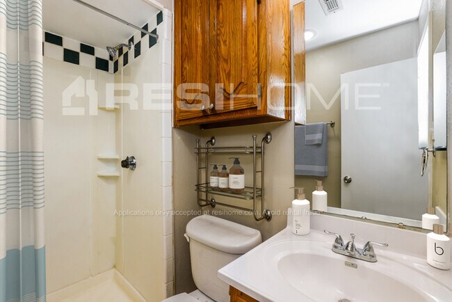 Building Photo - 2917 Rolling Hills Dr