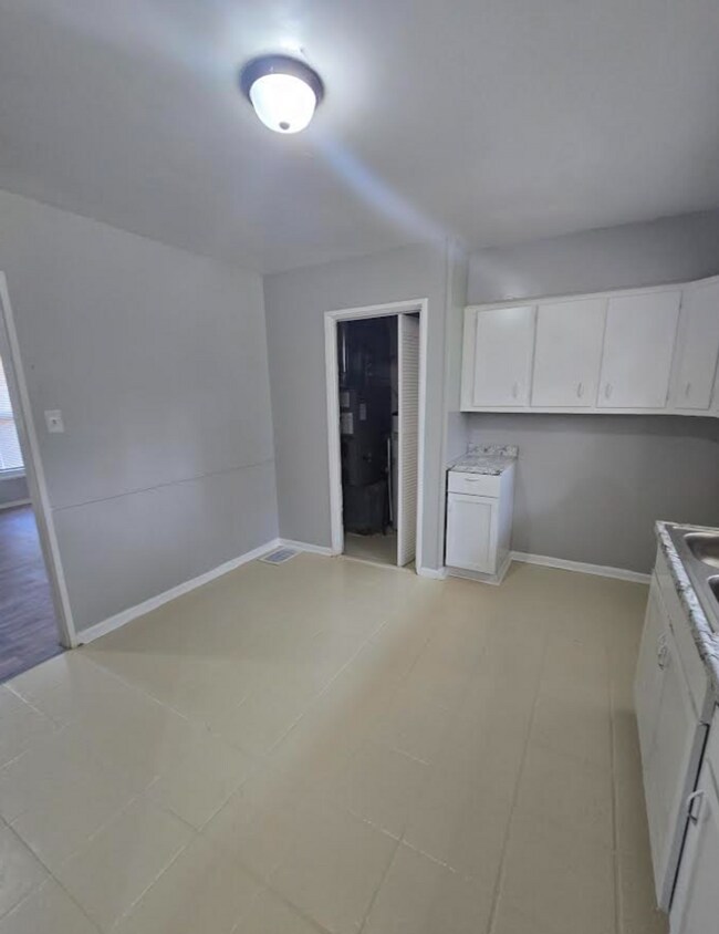 Building Photo - Large Three Bedroom with Bonus Room Single...