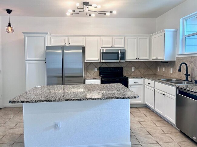 Building Photo - 402 Crater Lake Dr