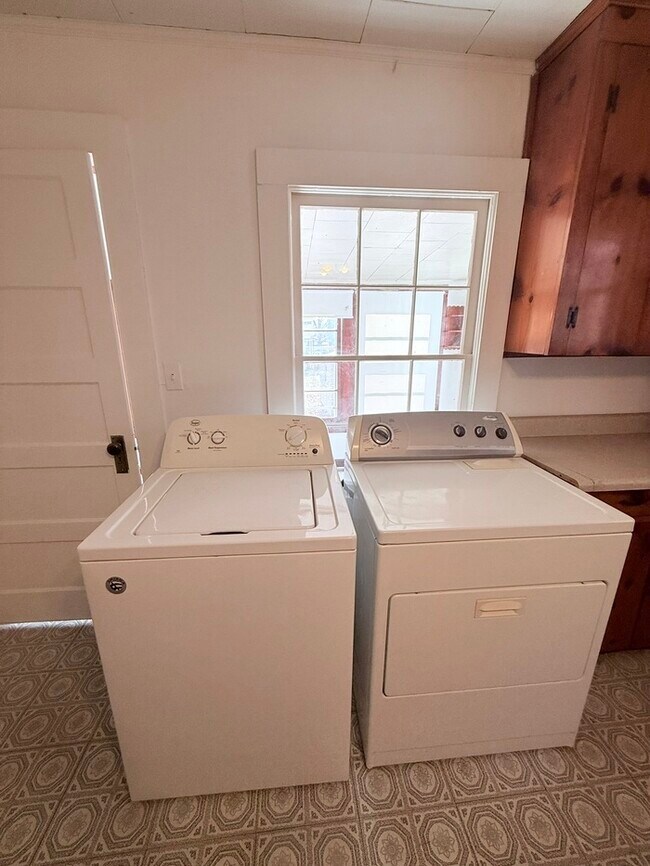 Building Photo - ADORABLE cottage close to everything!