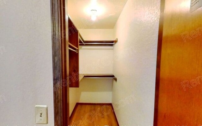 Building Photo - Duplex 2/2 Near shopping and Integris Southwest