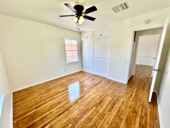 Building Photo - Single Family Home w/Backyard - 3 Bed/1 Bath