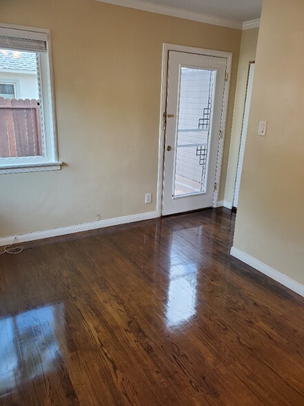 Building Photo - 421 N Ditmar St