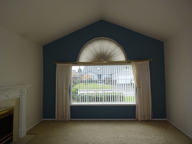 Building Photo - Charming 3 Bed, 2 Bath Home in Satna Clara