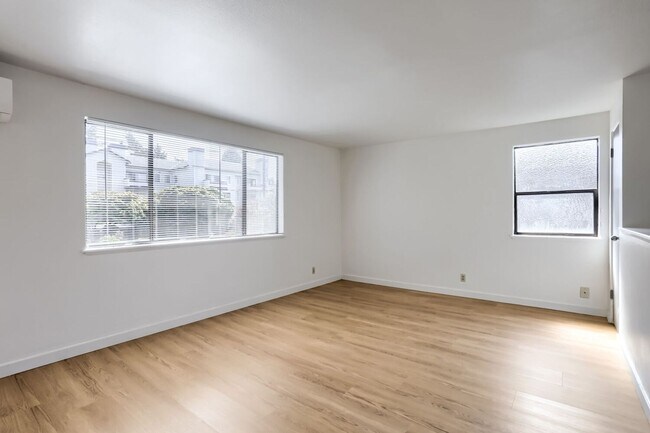 Building Photo - 12737 Greenwood Ave N