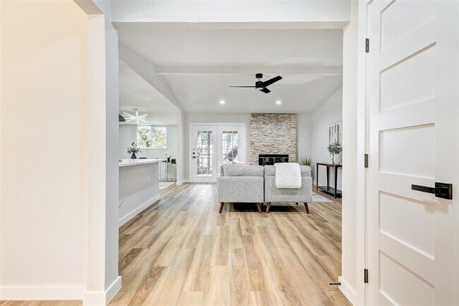 Building Photo - 402 Mulberry Dr