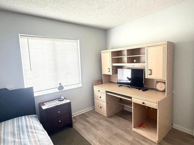 Building Photo - 406 Lakeside Dr