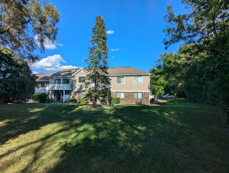 Building Photo - 404 Pinetree Ln