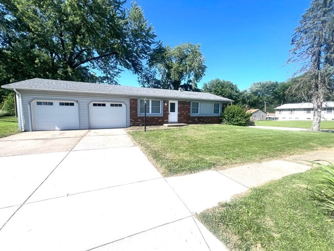 Building Photo - Beautifully updated 3 Bedroom 1 Bath Home ...