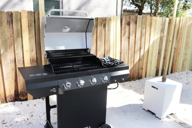 Building Photo - 102 W Emma St