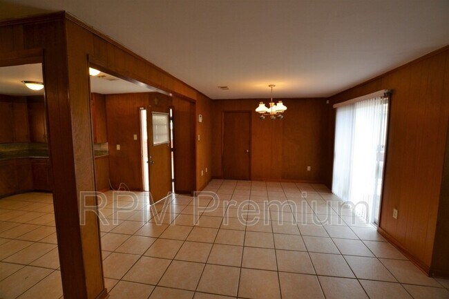 Building Photo - 8255 Queenswood Ct