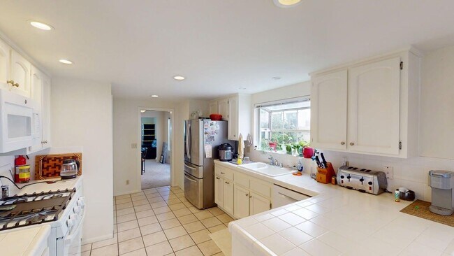 Building Photo - Spacious 4 Bedroom 3.5 Bathroom Coronado H...