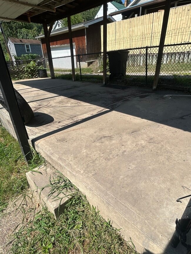 Building Photo - 3 Bedroom, 2 Bathroom House in Martins Ferry