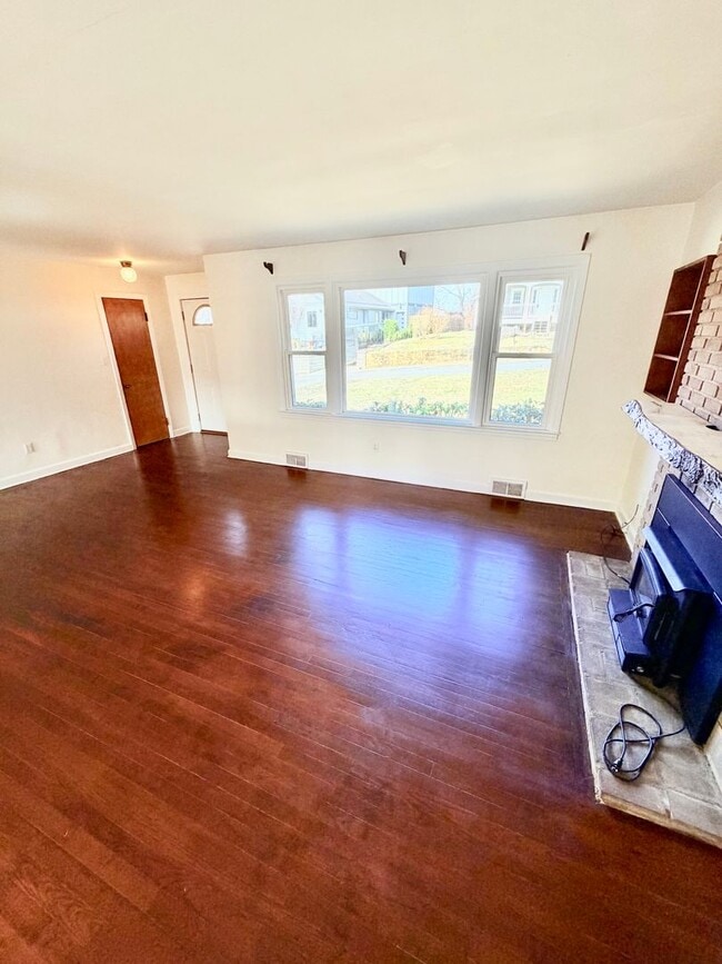 Building Photo - 3 Bed, 2 Bath Pet Friendly Downtown Asheville Location, Available Now - Lawn Care Included!