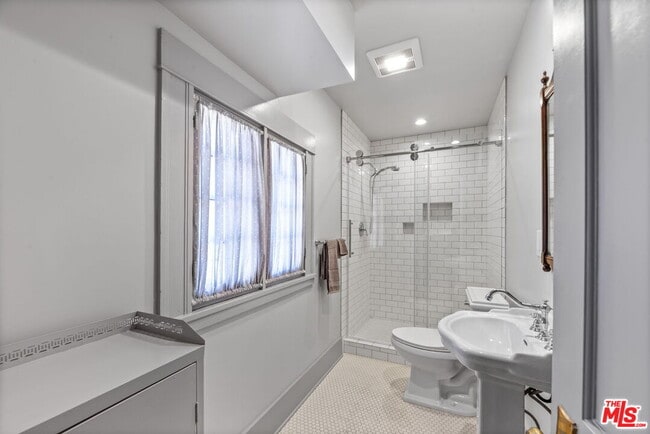 Building Photo - 344 S Kingsley Dr