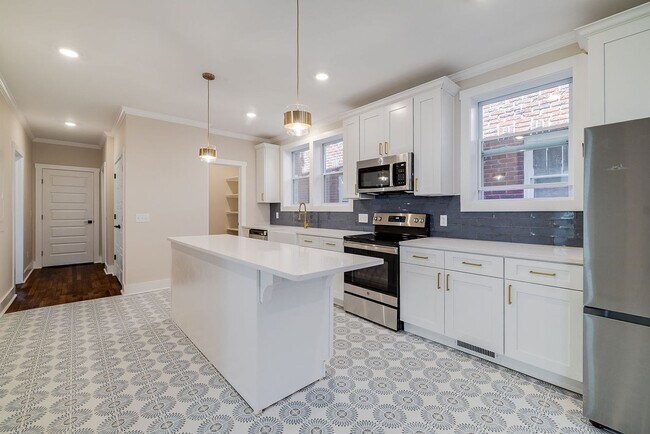 Building Photo - 905 E Park Ave