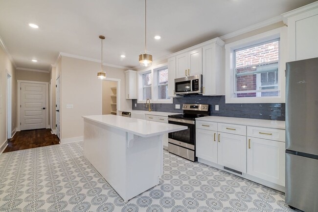 Building Photo - Townhome Close To Downtown..Available NOW!!!