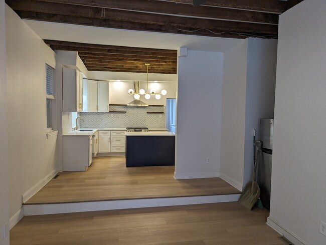 Building Photo - 615 E Thompson St