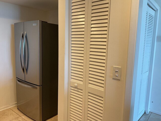 Building Photo - 2425 Presidential Way