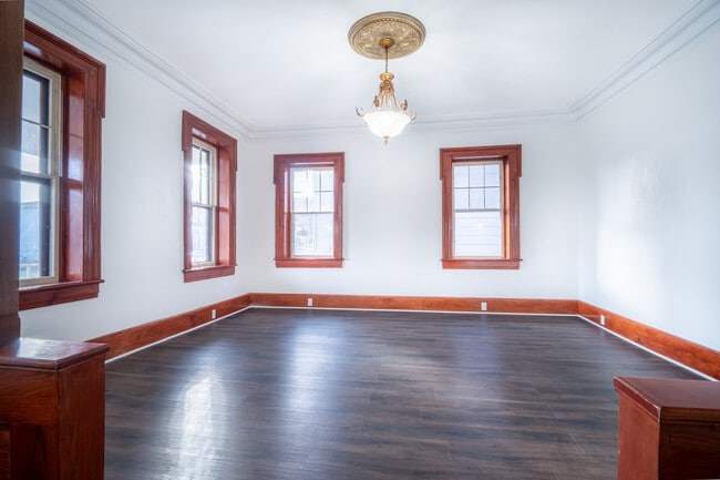 Building Photo - 934 Grand St