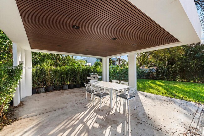 Building Photo - 2572 NE 182nd Terrace