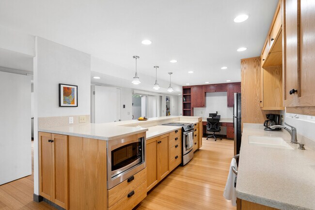 Building Photo - 549 N Tomahawk Island Dr