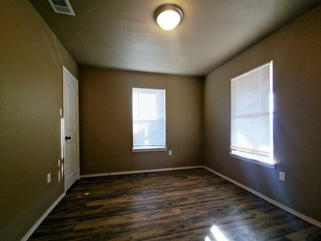 Building Photo - Cozy 3 Bedroom Home