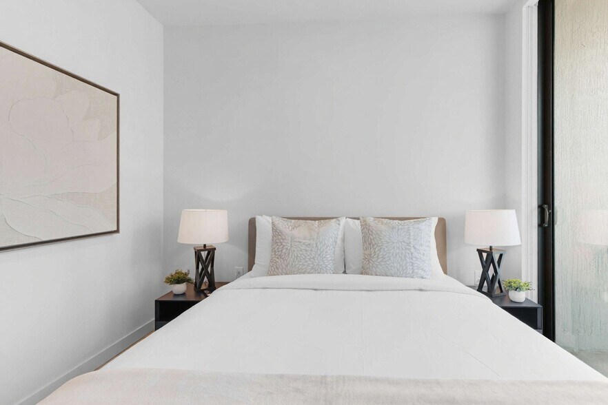 Building Photo - 501 NE 1st Ave