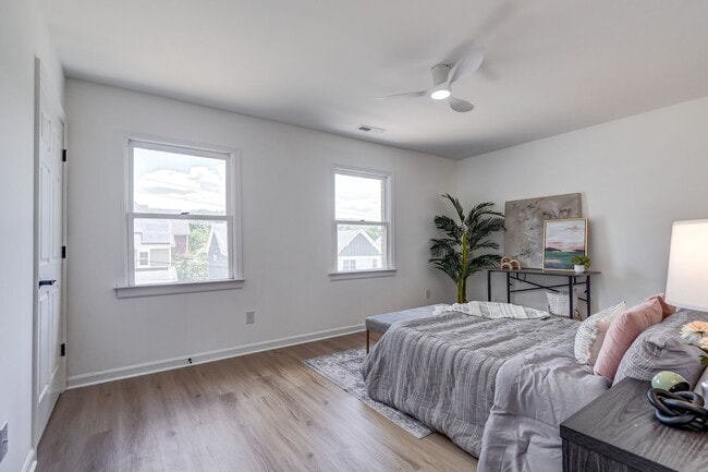 Building Photo - Completely Renovated 3 Bedroom Belmont Townhome Available Now!