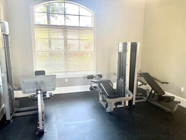 Building Photo - 9833 Baywinds Blvd