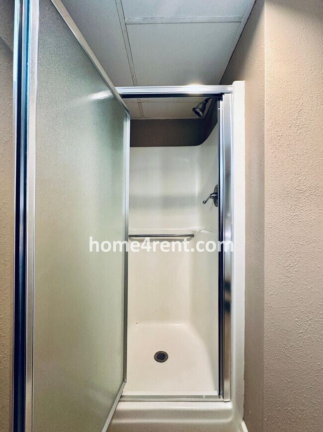 Building Photo - Beautifully Updated Home in Prime Overland...