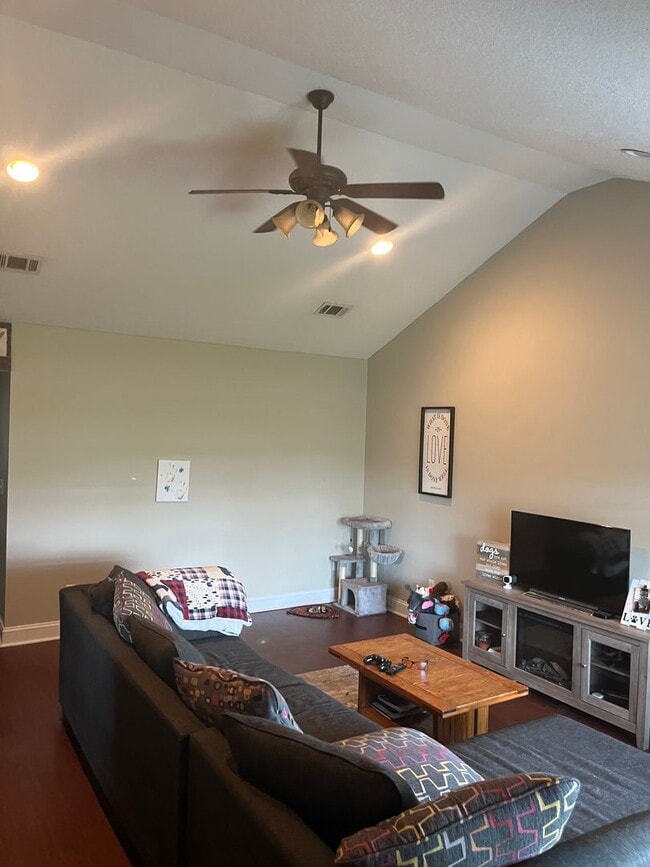 Building Photo - FOR RENT 3 Bed 2 bath Pet friendly home