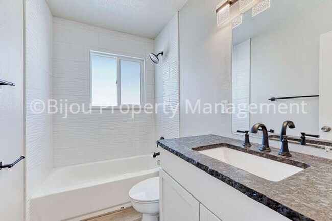 Building Photo - Completely Renovated Townhome