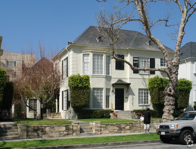 Building Photo - 9953-9957 Robbins Dr