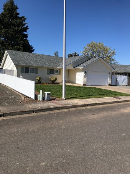 Building Photo - 1090 Cedar Ct
