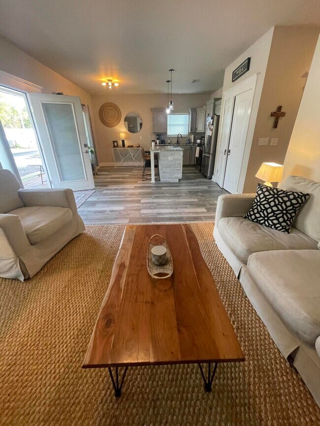 Building Photo - 105 1st St