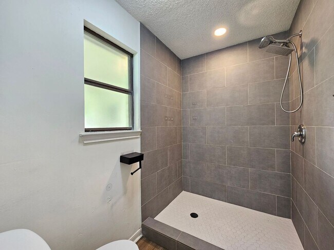 Building Photo - AVAILABLE NOW!