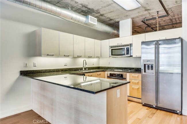 Building Photo - 645 W 9th St