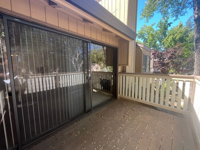 Building Photo - Cozy 1bed 1 bath with in-unit Washer and D...