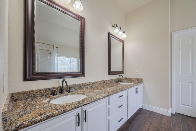 Building Photo - 5703 Saragosa Dr