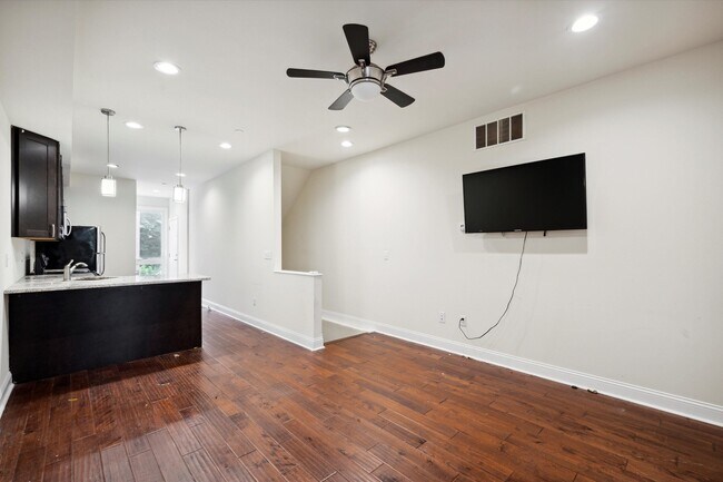 Building Photo - 1521 W Seybert St